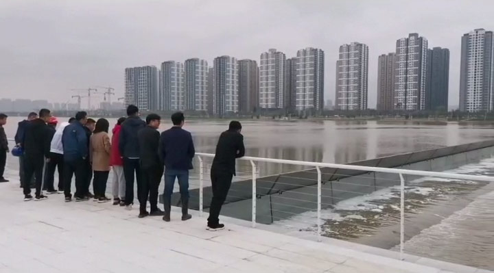 2021年11月，我司業(yè)務(wù)經(jīng)理陶云飛陪同西安領(lǐng)導(dǎo)參觀液壓壩蓄水現(xiàn)場